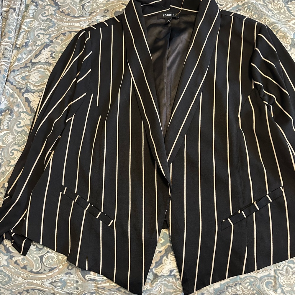 Torrid size 2 short lightweight jacket. Stretchy. 3/4 sleeves.